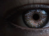 新的 Optic ID 生物识别技术使用您的虹膜解锁 Apple Vision Pro 耳机