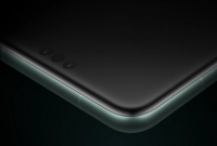 华为 Mate 60 Pro 首次亮相 显示屏上有三个打孔