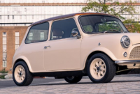 这款迷人的迷你电动汽车 Restomod 重量轻 但价格并不便宜