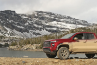 2024 GMC Canyon AT4X AEV 版首次驾驶评论：商务级 Bison