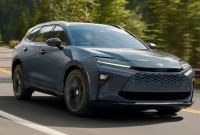 2025 款丰田 Crown Signia 为丰田产品线增添了另一款两排混合动力 SUV