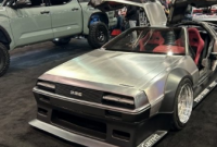 带有更新车身套件的独特 700 马力 DeLorean 在美国展出