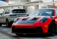 运动型保时捷 911 GT3 RS 在洛杉矶机场的航站楼之间行驶