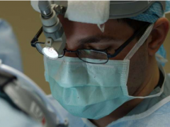 经导管瓣膜置换术的结果与严重主动脉瓣狭窄的手术相似