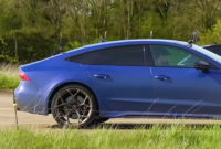 奥迪 RS4 竞速版在直线加速赛中与 RS7 一较高下