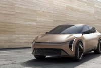 起亚 EV4 被伪装成野外车辆