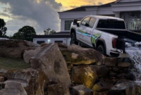 GMC Sierra 皮卡车的车身上形成了瀑布